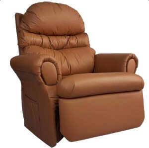 Poltrona do papai reclinável Atlas em couro sintético marrom caramelo, com encosto e braços extra acolchoados, apoio para os pés embutido e bolso lateral, ideal para relaxamento, leitura e conforto na sala de estar.